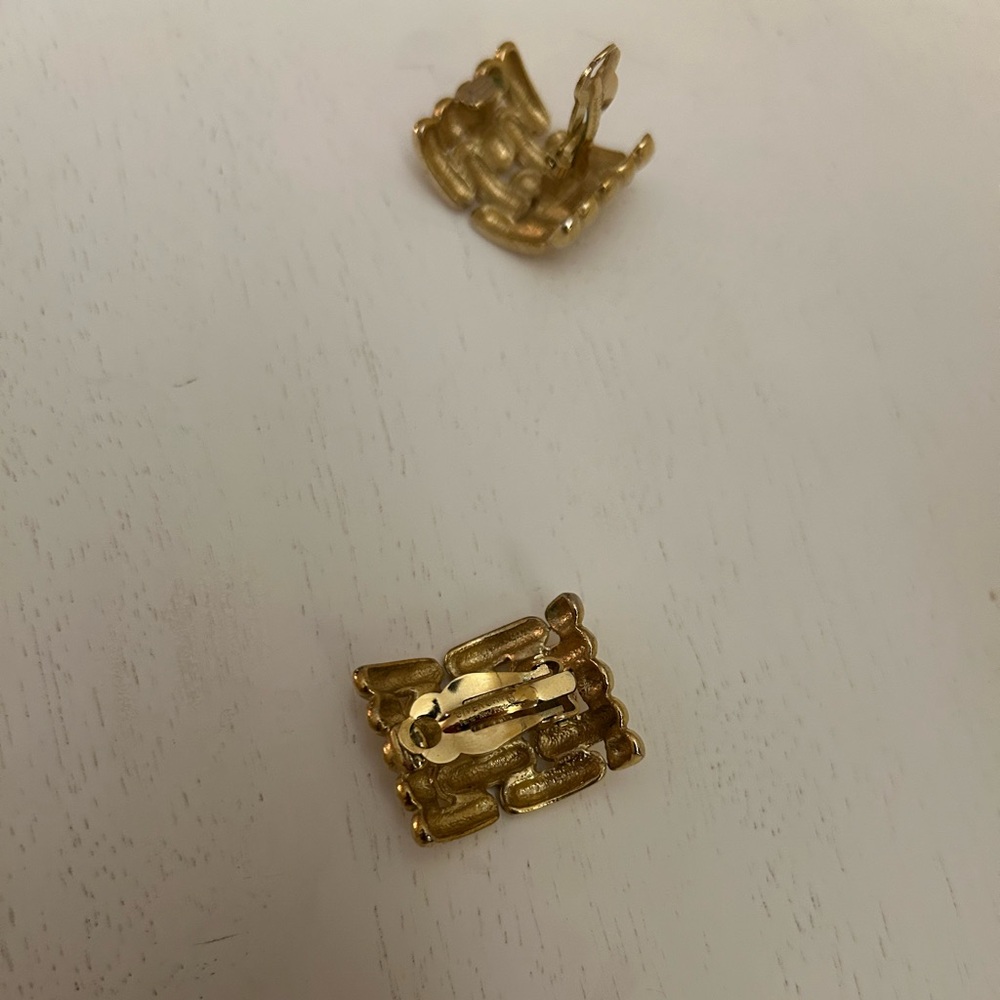 GIVENCHY VINTAGE PARIS NEW YORK LARGE GOLD PLATE CLIP ON EARRINGS - Picture 12 of 12